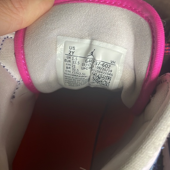 Girls Jordan Shoes - Picture 3 of 3